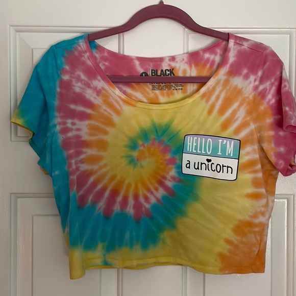Hot Topic Tops - Rainbow tie dye crop tee 🌈